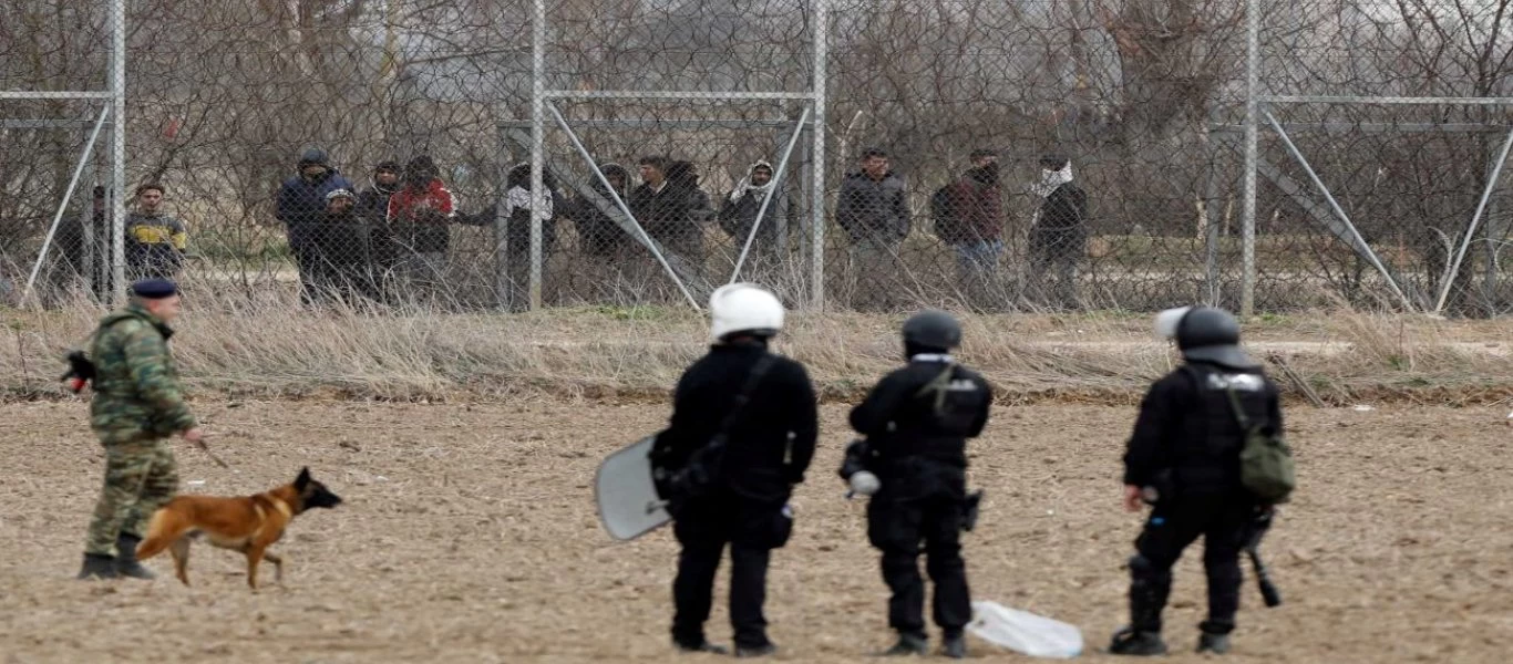 Καστανιές Έβρου: Κάτοικοι βγαίνουν στους δρόμους και χαρίζουν «ζεστό» χειροκρότημα σε διερχόμενη μονάδα των ΜΑΤ (βίντεο)